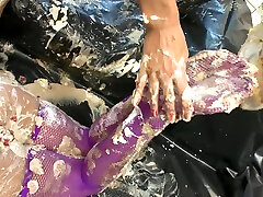 bellezas lesbianas disfrutan de la diversión sexual de la comida sucia por femdom sex
