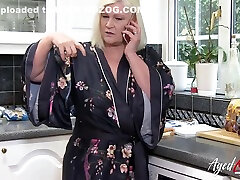 lacey anak dan mak bokep - forces mummy kocht, als sie von einem heißen arbeiter überrascht wird