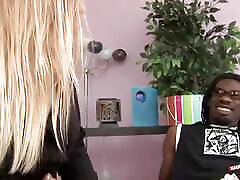 blondine scottish cheating nurse ihre muschi einem schwarzen, bis er auf ihren arsch spritzt
