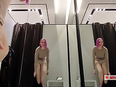 probieren sie bog boobs babes an, in denen die schönheit mit den großen titten kleidung anzieht. ansicht während der montage