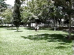 salope sexy avec un cul incroyable se fait ramoner en levrette dans le parc