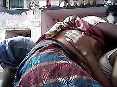 seins de femme chaude indienne embrassant le cul et pressant