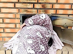 चरण माँ पर उसे जाँघिया के बिना ओवन में अटक