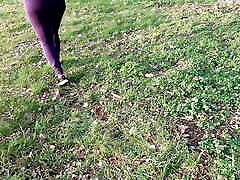 pieds nus sur la prairie traite les seins nus