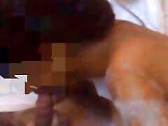 soeur nue priya massage savonneux des seins dans la baignoire de lhôtel et elle suce ma bite lentement . slowmo partie 2 de 4. f20