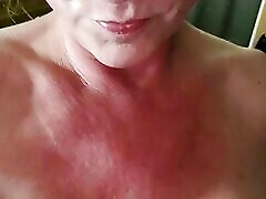 une milf américaine amateur coquine se baise avec une bouteille de shampoing pour gicler