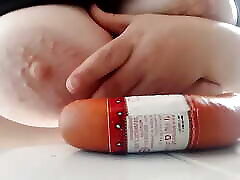 une saucisse entre les seins