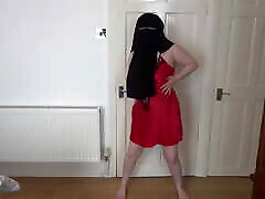 milf à la peau pâle en secretary glasses milf blackmail double et lingerie en soie rouge dansant un strip-tease