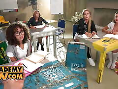 pov-las zorras estudiantes hambrientas de pollas veronica leal, sybil, zlata shine y geisha kyd se ponen ocupadas en pov