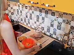 baisée dans le cul et nourrie de sperme à ma belle belle-cousine pendant quelle préparait le petit déjeuner