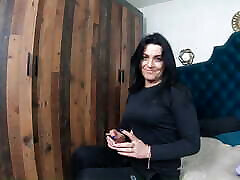 große brünette ashiley adams babe spreizt ihre langen beine für ein bisschen spaß