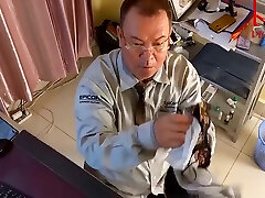 Grow Like A Tower. Giant Secretary In The Office. The Manager Guy Is Very Surprised By Her Height. Full Video