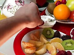 matrigna e figliastro cibo feticcio