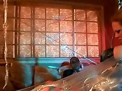 Blondynka pieprzy się z facetem w masce podczas gdy przywiązany