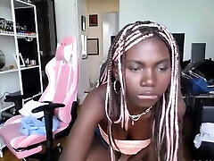 heißer schlanker körper ebenholz teen lutscht und reitet weißen schwanz live bei se