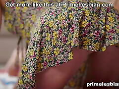 بازی Twister می شود پیچ خورده! با هلینا رویای, بانوی لین &آمپر; آنا B در PrimeLesbian