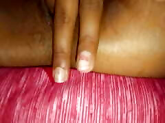 ????Beautiful babe powerfully cums squirt
