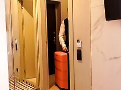 reiche schlampe hat hotelangestellte dazu gebracht, sich selbst zu ficken