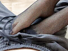 mädchen in schwarzen netzstrumpfhosen verführt kerl brazil 3x porn video lässt ihn auf ihre füße spritzen