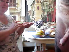 salope suce ma bite dans la cuisine