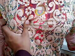 Indian hot aunty bary love time sex in the kitchen .