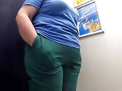 la caméra dans la cabine dessayage regarde un gros tube porn keiji star2 en culotte. milf courbée essaie un short. pawg. fétichisme amateur