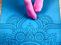fille de fitness fait des exercices sur le tapis en chaussettes et donne un footjob à son entraîneur avec du sperme sur ses pieds