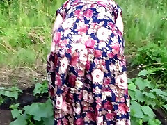reife hausfrau masturbiert mit einer gurke im garten im freien. sie lässt das qqq tube teeny in ihrer muschi und geht nach hause. amateurfetisch. pawg. 7 minuten