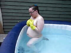nackter gummihandschuh-fetisch im whirlpool
