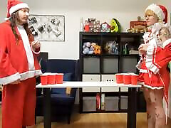 ein weihnachts-strip-pong-spiel mit einem tiefen blowjob für den gewinner