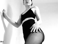 collants résille allumeuse de cul et de pieds en noir et blanc