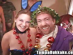 野生Guavaween Bukkake Booby Bunny Bitch Bang在酒店妓女派对上！