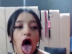 Sex cam video of a solo darling sucking her favorite dildo