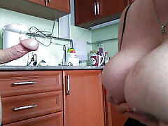 ich liebe schwiegermutter, die in ihren mund fickt very skinny abs auf ihre großen titten spritzt