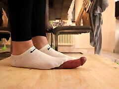 cockboard mit weißen nike socken