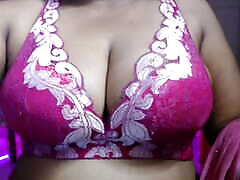 une femme sexy secoue ses gros seins chauds et ouvre son soutien-gorge