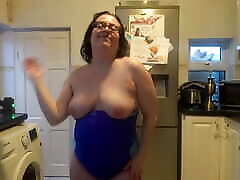 жена с большой nude boobs warm jesena танцует в обтягивающем синем купальнике