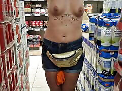 ich blitze meine titten im supermarkt und ziehe mich um