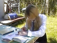 étudiante blonde se fait shemale fuck semale blowjob penetrated et facialiser par ses 2 professeurs