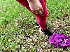 nackte tittenklatschen in der nähe des flusses