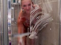 milf prend un long duration movies in xxxx seacheating cock job dans son plump milf and boy puis prend une douche