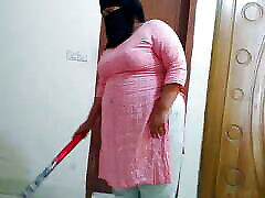 arabisches dienstmädchen wird vom chef gefickt, wenn sie das zimmer putzt!