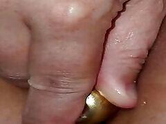 maman excitée utilisant un vibromasseur sur la chatte humide et un plug anal