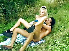 une milf blonde allemande tentante aime baiser en plein air