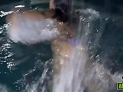 Jeniffer Matrix In Nadando Pelada Na ass licking by women 3 Min