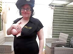sexy polizistin cosplay strippt in halterlosen strümpfen