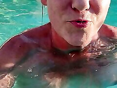 nuoto nudo in piscina, non poteva finire! ho buttato il telefono in acqua!