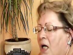 abuela alemana disfruta de follar duro
