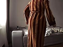 femme infidèle avec un ami pendant que son mari est au travail. réel