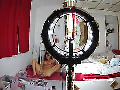 lantaland-une fille chaude taquine avec un gode sur le chat en cam